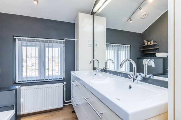 Foto - Verkocht onder voorbehoud: Verrassend ruime en instapklare gezinswoning met diepe zonnige tuin in Hoensbroek
